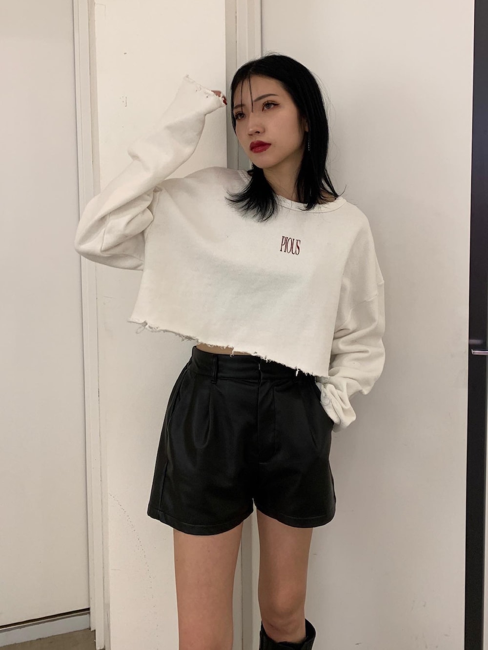 ブラック系のその他パンツ、ホワイト系のTシャツ/カットソー、ブラック系のブーツを着用したレディースの冬コーディネートの3枚目の写真