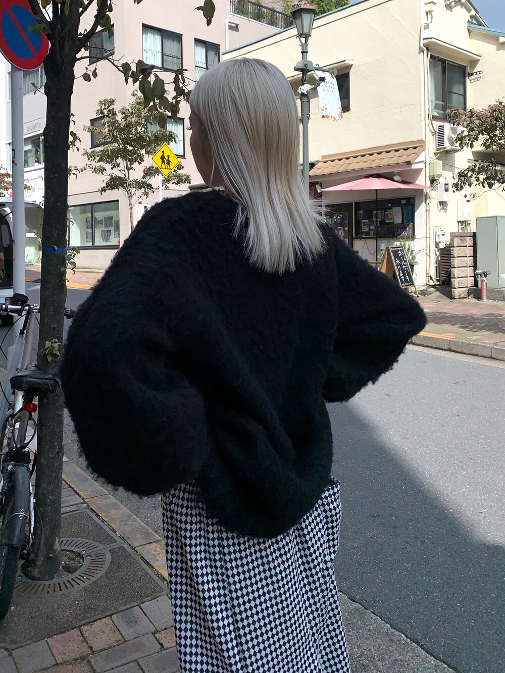 その他のスカート、ブラック系のカーディガン/ボレロを着用したレディースの秋コーディネートの2枚目の写真