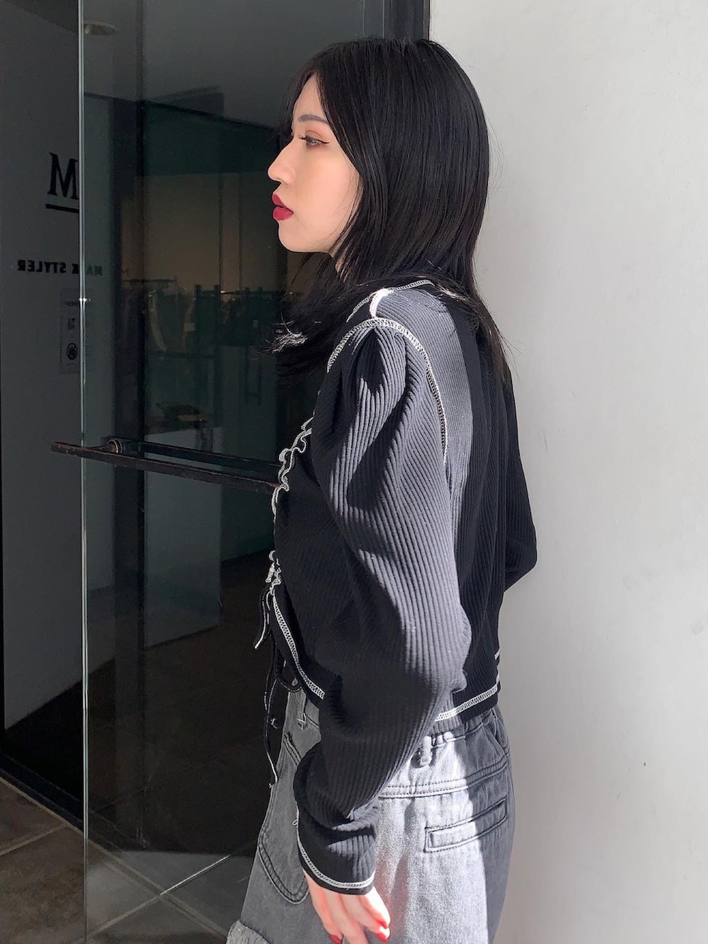 「jouetie、ショート丈トップス、クロップドトップス、ステッチ、ギャザー、デニム、ショートパンツ、デニムショートパンツ、ロングブーツ、ミドルブーツ、ウエスタンブーツ、フリンジ」｜「jouetieのフリンジデニムショートパンツ（デニムパンツ、ブラック系）」を使った、DAIAさん（レディース・166cm）の冬コーディネートの4枚目の写真