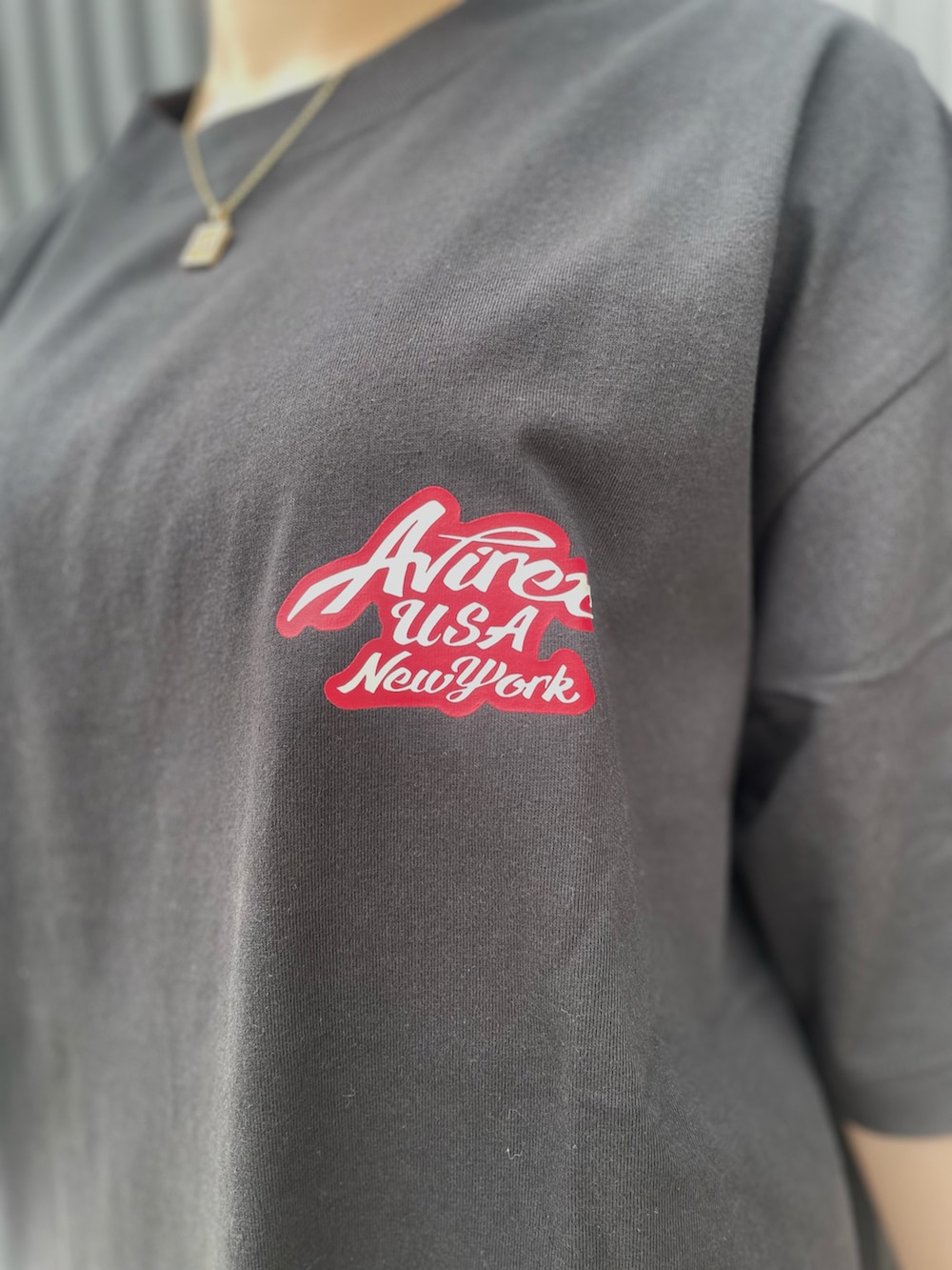 ブラック系のショルダーバッグ、ブラック系のその他パンツ、ブラック系のTシャツ/カットソーを着用したレディースの春コーディネートの3枚目の写真