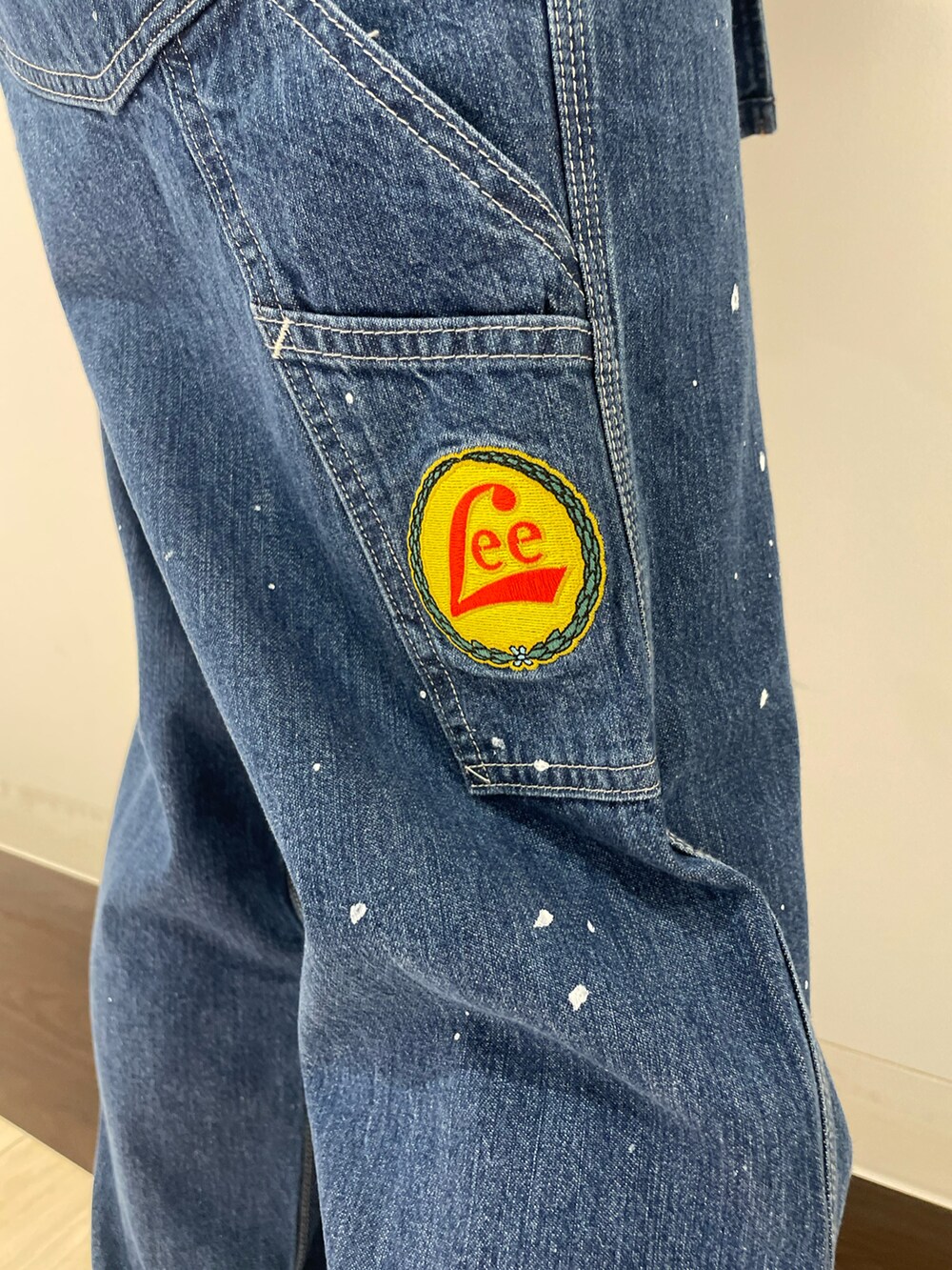 その他のデニムパンツ、その他のその他アウター、ピンク系のTシャツ/カットソーを着用したレディースの夏コーディネートの4枚目の写真