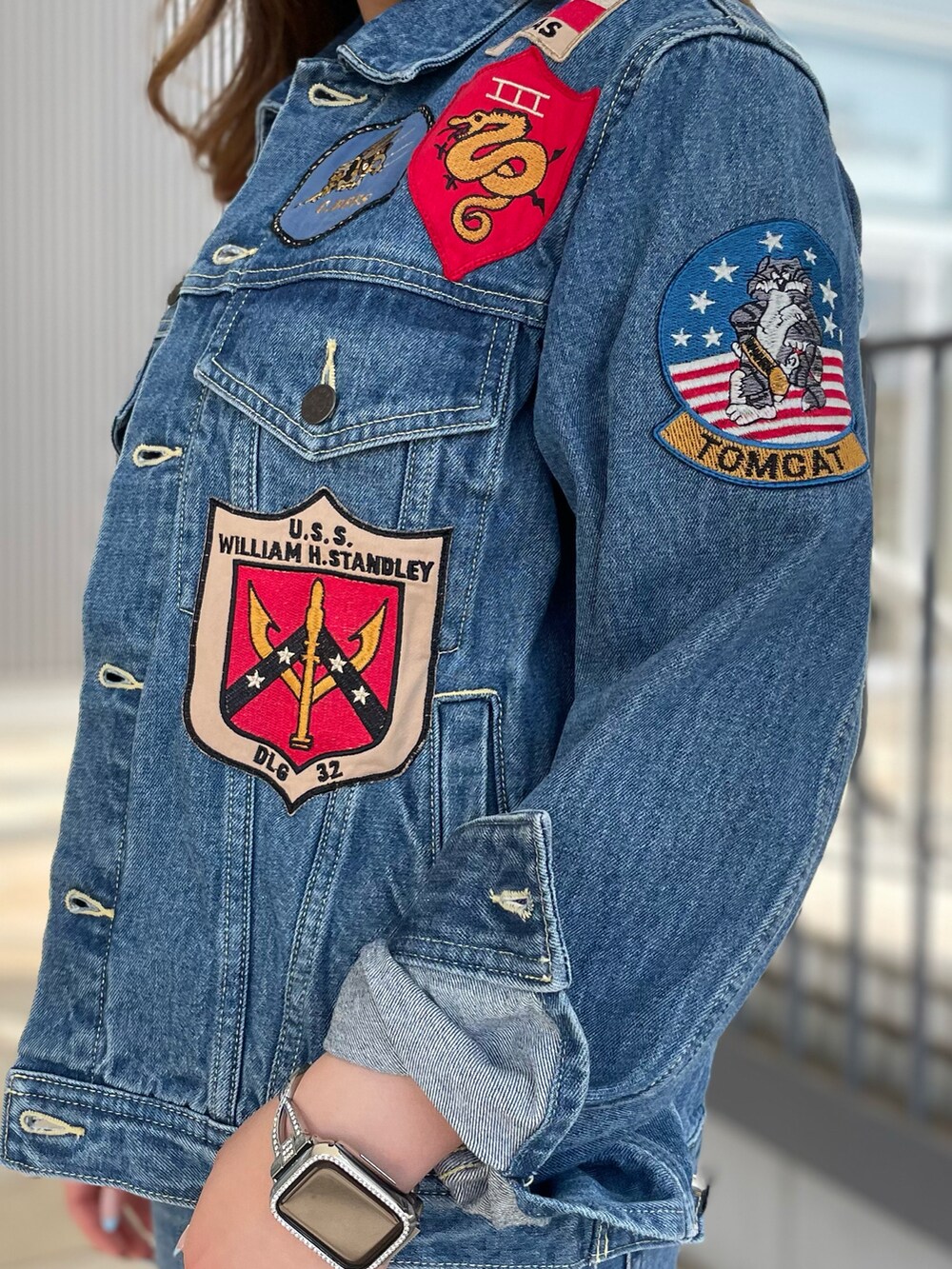 ブラック系のTシャツ/カットソー、ブルー系のデニムジャケット、ブラウン系のベルトを着用したレディースの夏コーディネートの2枚目の写真