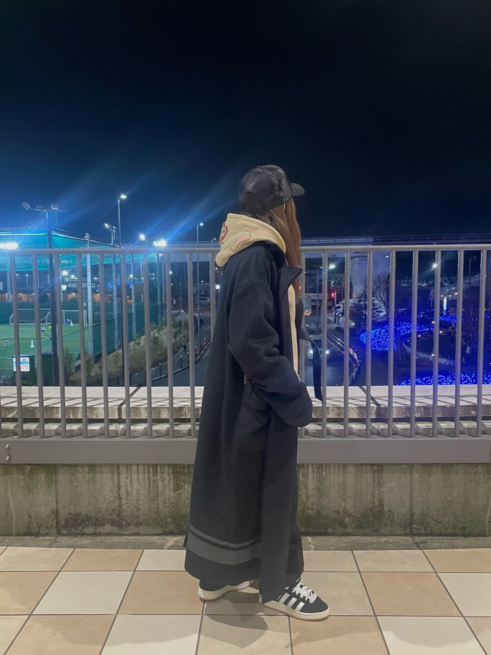 ベージュ系のパーカー、ブルー系のその他アウター、ブラック系のカーゴパンツを着用したレディースの冬コーディネートの2枚目の写真