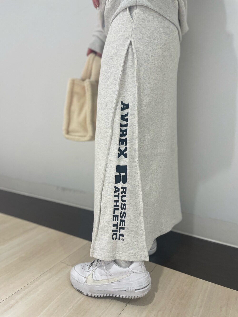 グレー系のパーカー、ホワイト系のトートバッグ、ホワイト系のニットキャップ/ビーニーを着用したレディースの冬コーディネートの3枚目の写真