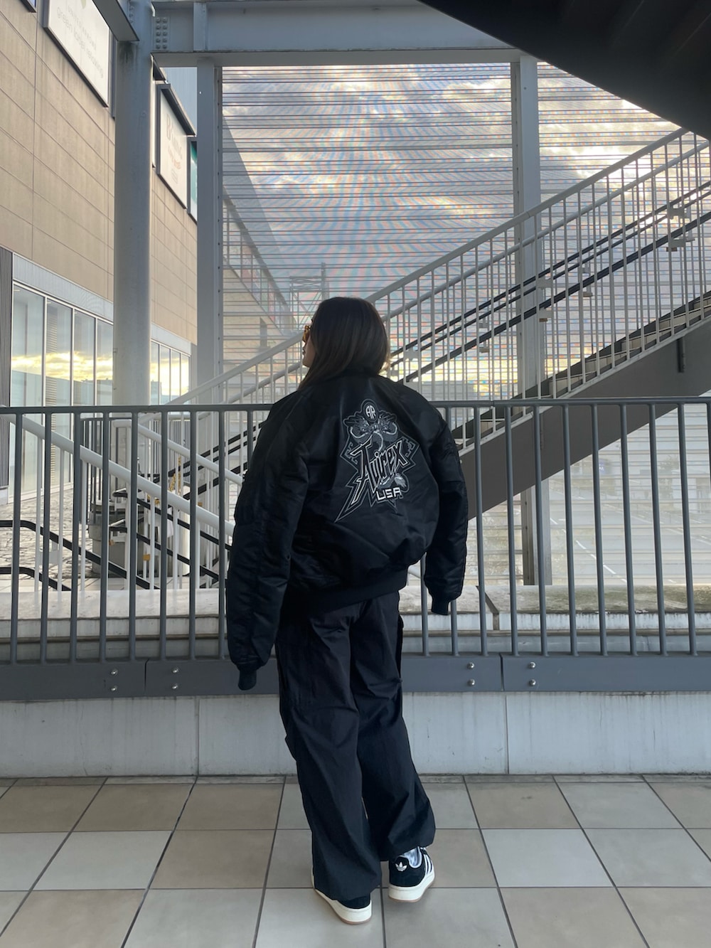 ブラック系のカーゴパンツ、ブラック系のMA-1、ブラック系のジャージを着用したレディースの秋コーディネートの2枚目の写真