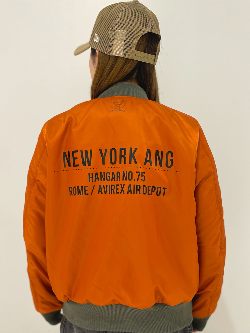 グリーン系のMA-1、ブルー系のデニムパンツ、ブラック系のTシャツ/カットソーを着用したレディースの夏コーディネートの3枚目の写真