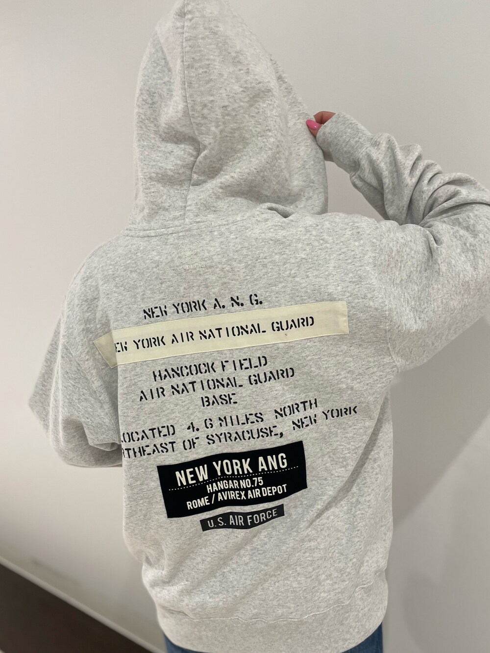 ホワイト系のTシャツ/カットソー、グレー系のパーカー、グレー系のサングラスを着用したレディースの夏コーディネートの3枚目の写真