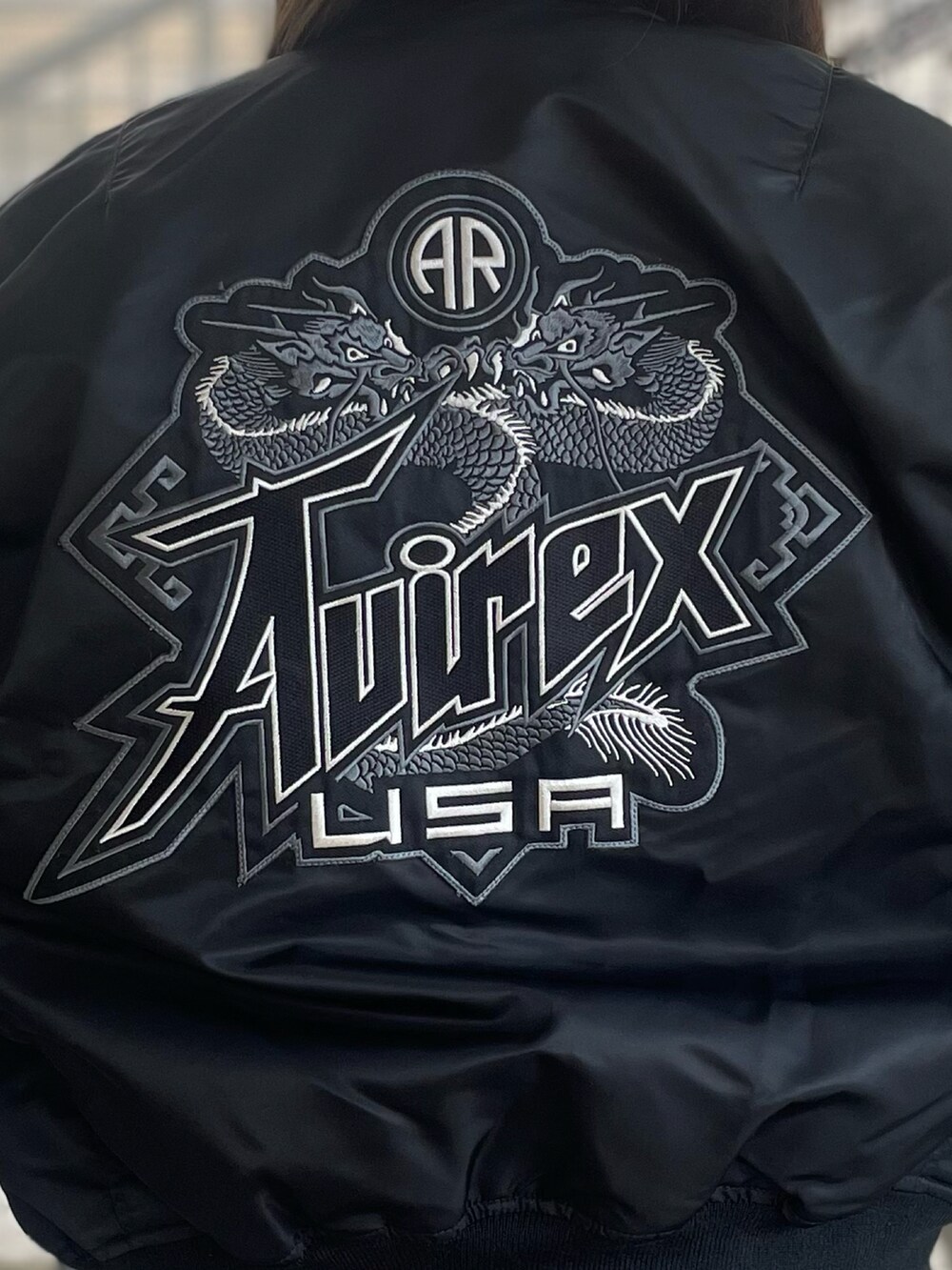 ブラック系のカーゴパンツ、ブラック系のMA-1、ブラック系のジャージを着用したレディースの秋コーディネートの3枚目の写真