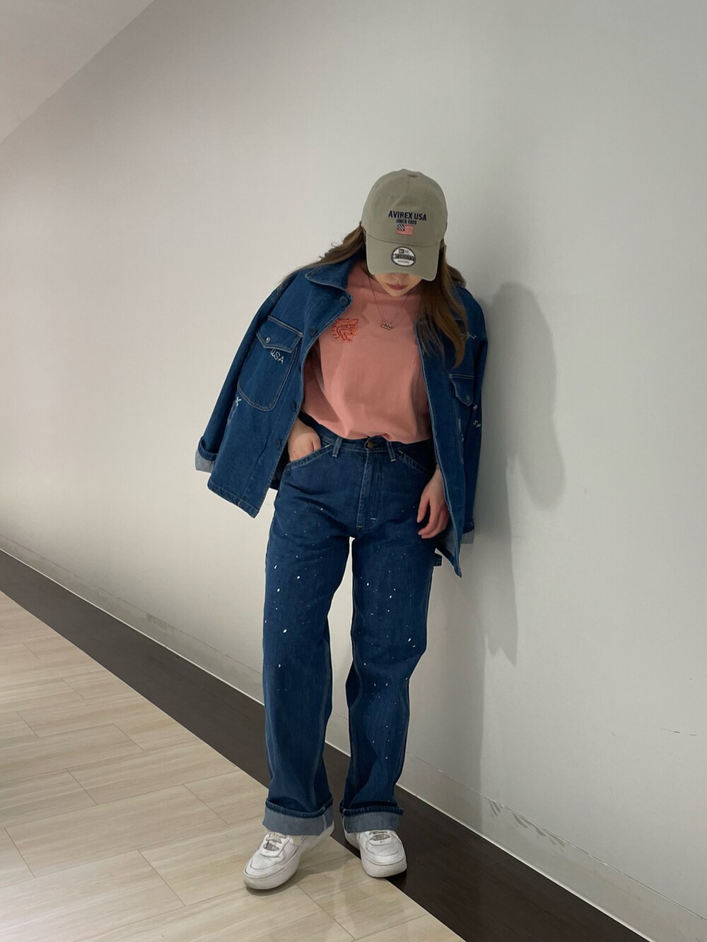 その他のデニムパンツ、その他のその他アウター、ピンク系のTシャツ/カットソーを着用したレディースの夏コーディネートの2枚目の写真