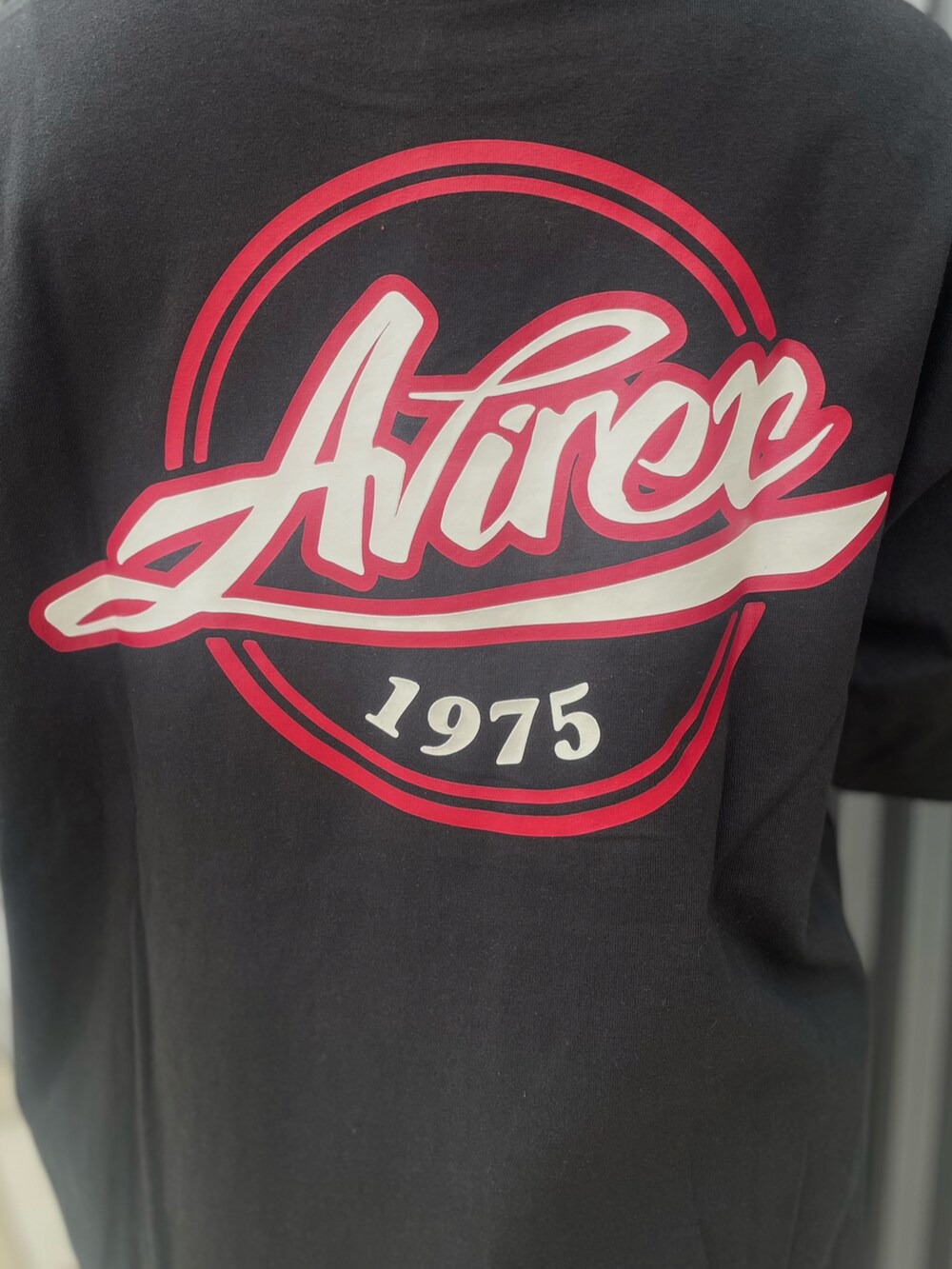 ブラック系のショルダーバッグ、ブラック系のその他パンツ、ブラック系のTシャツ/カットソーを着用したレディースの春コーディネートの2枚目の写真