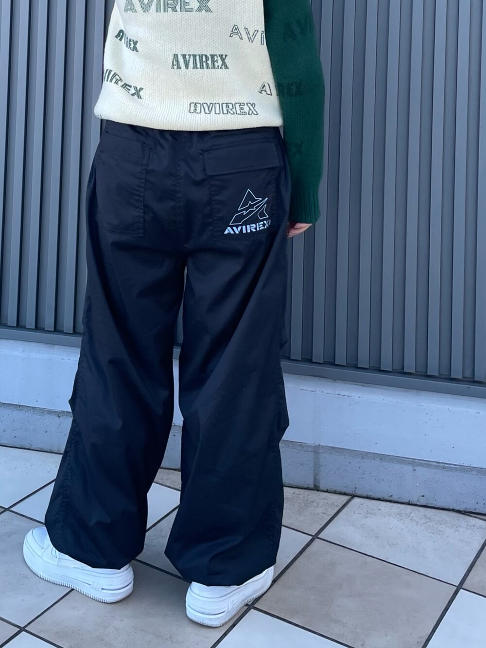 グレー系のニット/セーター、ブラック系のその他パンツ、ベージュ系のハットを着用したレディースの冬コーディネートの2枚目の写真