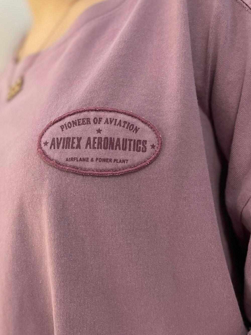 ブラック系のスカート、パープル系のTシャツ/カットソー、ブラック系のスニーカーを着用したレディースの夏コーディネートの3枚目の写真