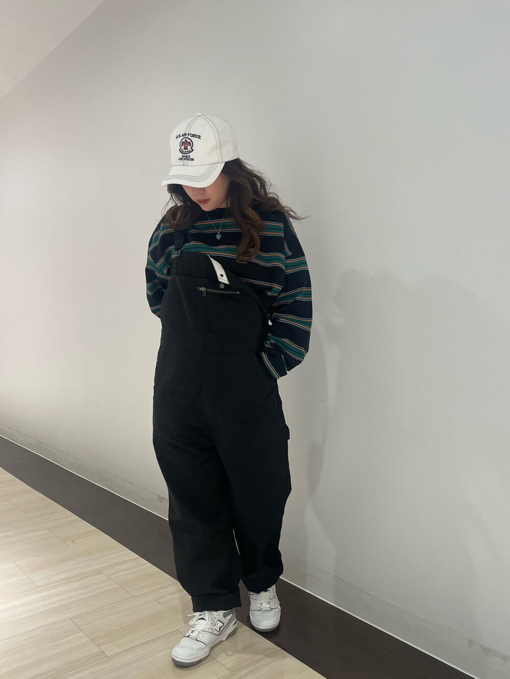 グリーン系のTシャツ/カットソー、ホワイト系のキャップを着用したレディースの春コーディネートの2枚目の写真