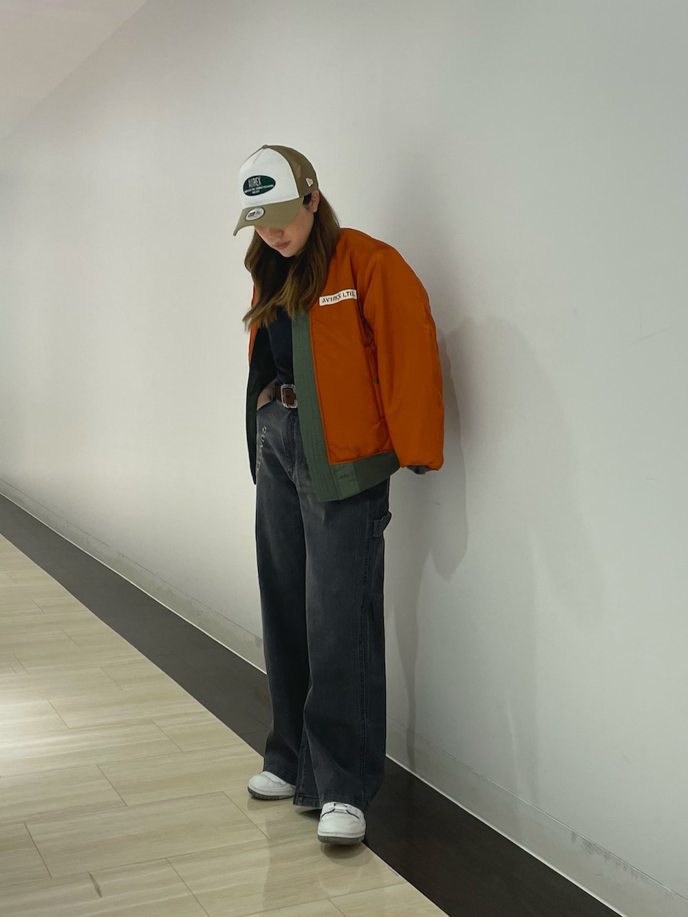 グリーン系のMA-1、ブルー系のデニムパンツ、ブラック系のTシャツ/カットソーを着用したレディースの夏コーディネートの2枚目の写真