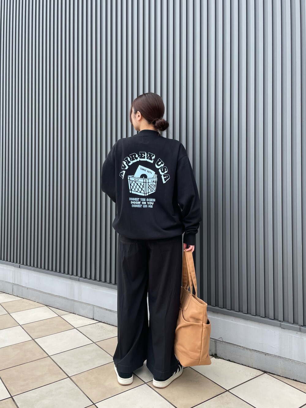 ブラック系のスウェット、ブラック系のその他パンツ、ブラック系のトートバッグを着用したレディースの春コーディネートの2枚目の写真