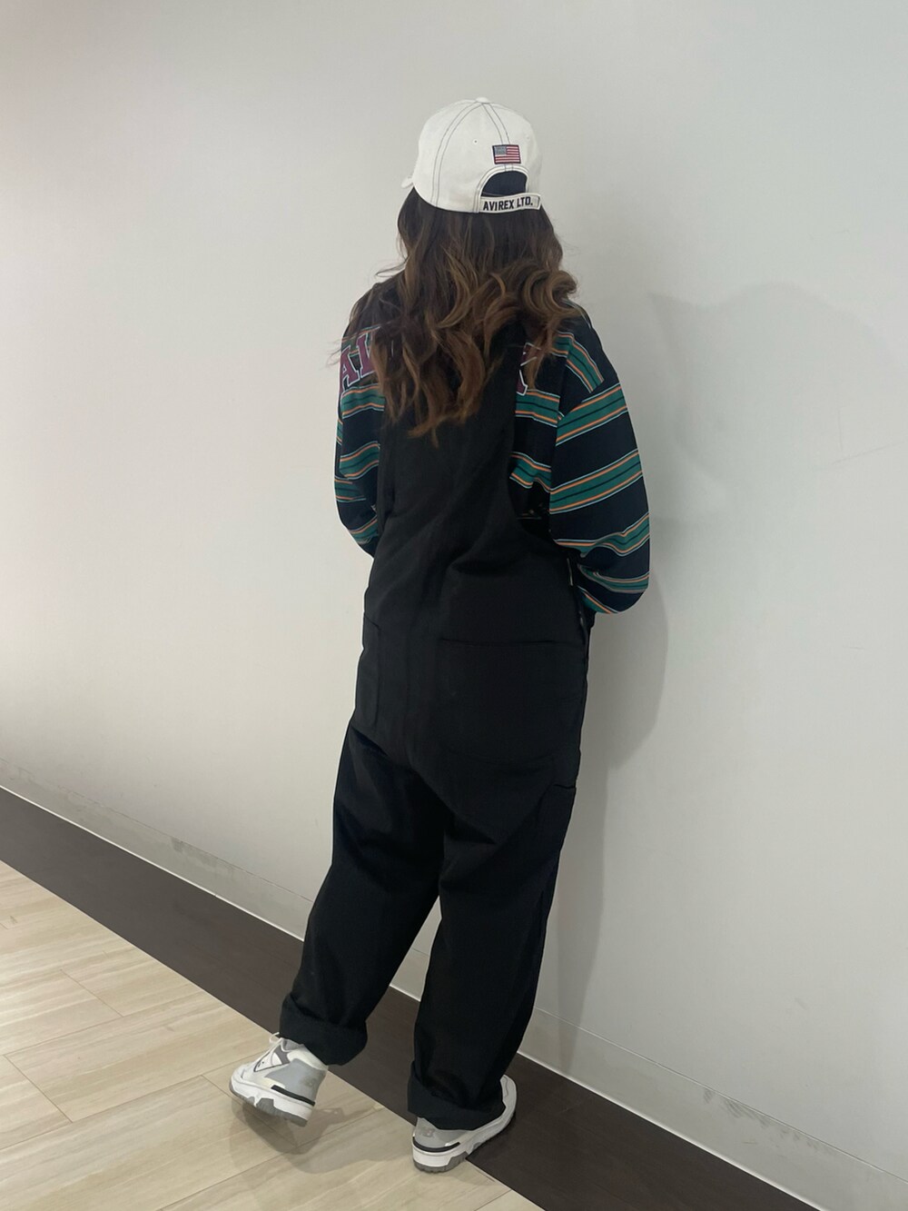 グリーン系のTシャツ/カットソー、ホワイト系のキャップを着用したレディースの春コーディネートの3枚目の写真