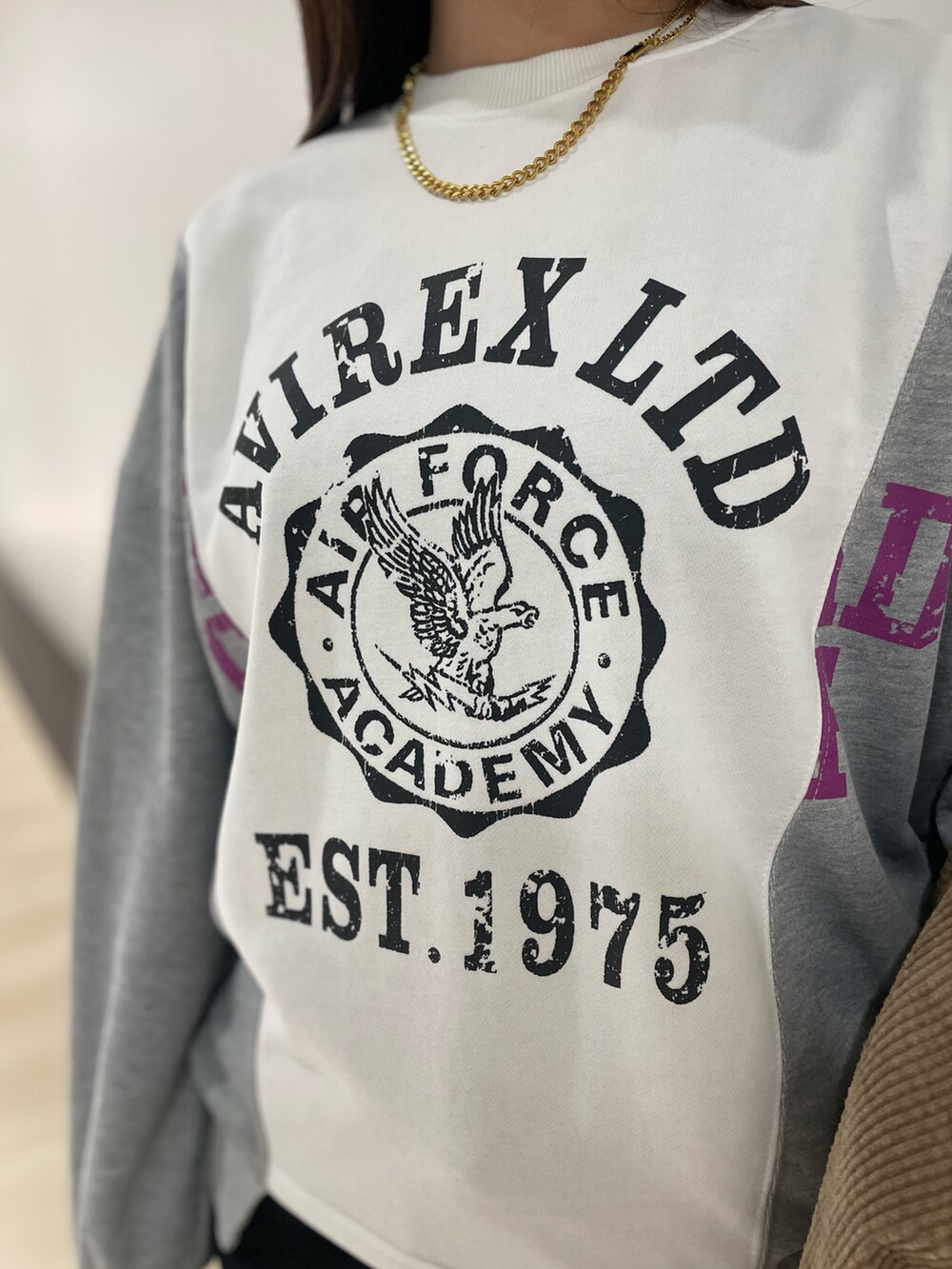 ブラック系のカーゴパンツ、ホワイト系のスウェット、ベージュ系のブルゾンを着用したレディースの冬コーディネートの2枚目の写真