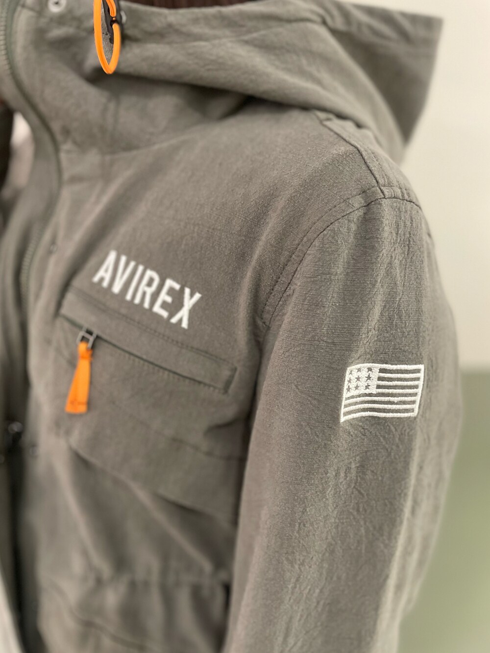 ブルー系のデニムパンツ、グリーン系のその他アウター、ブラック系のハットを着用したレディースの冬コーディネートの4枚目の写真