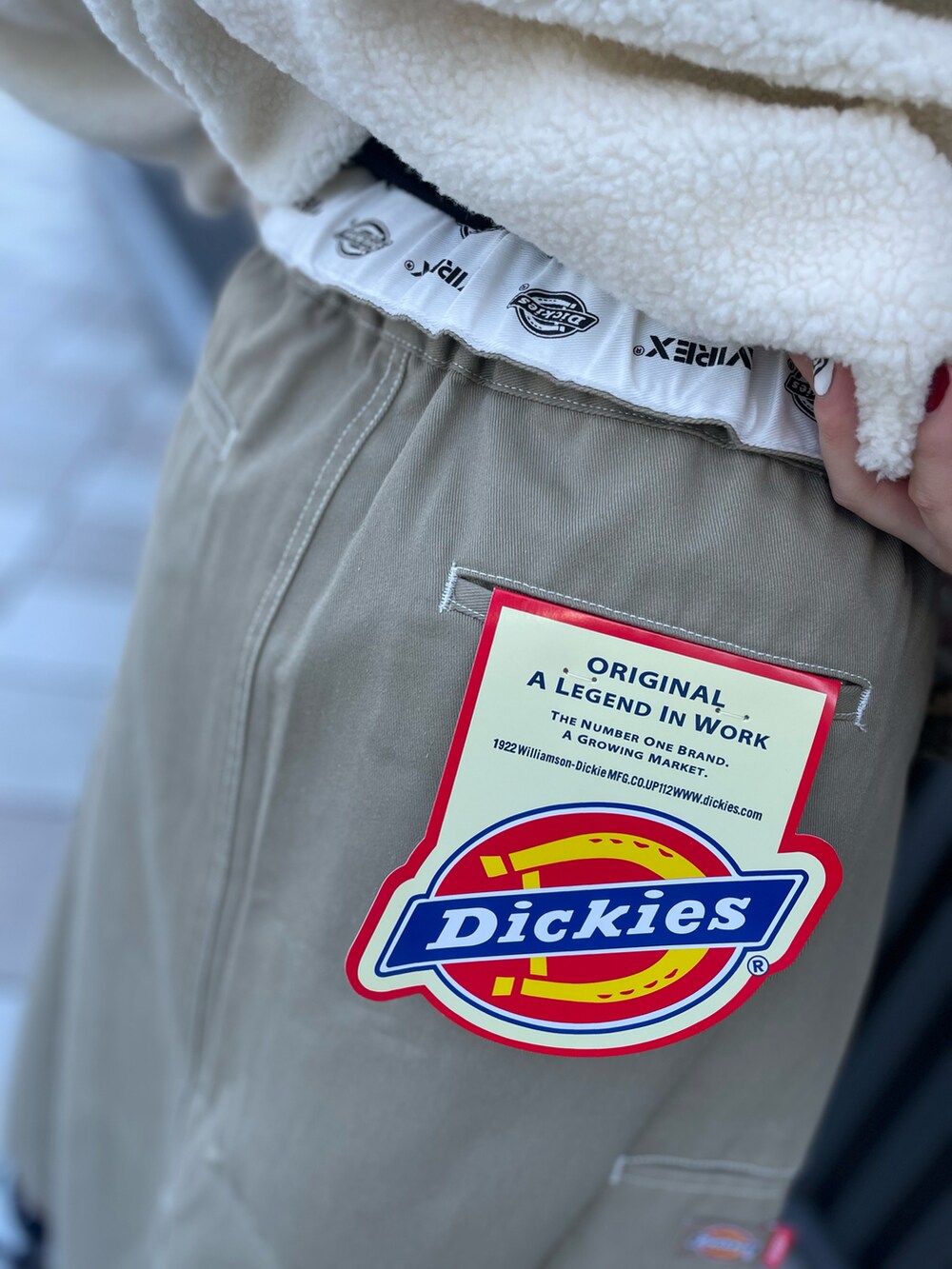 ホワイト系のその他トップス、ベージュ系のスカート、グリーン系のボディバッグ/ウエストポーチを着用したレディースの冬コーディネートの3枚目の写真