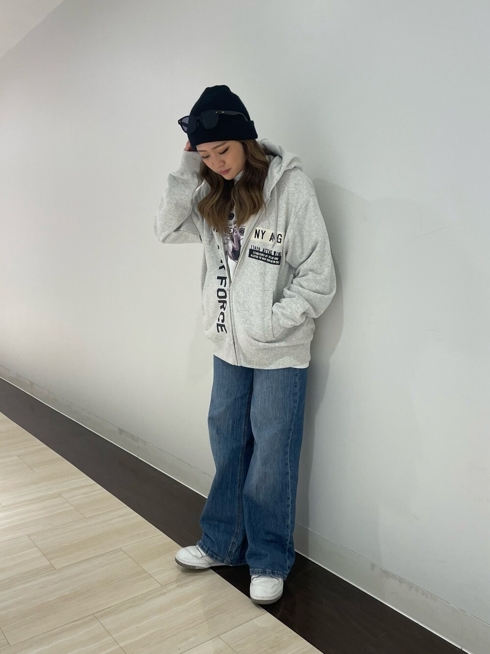 ホワイト系のTシャツ/カットソー、グレー系のパーカー、グレー系のサングラスを着用したレディースの夏コーディネートの2枚目の写真