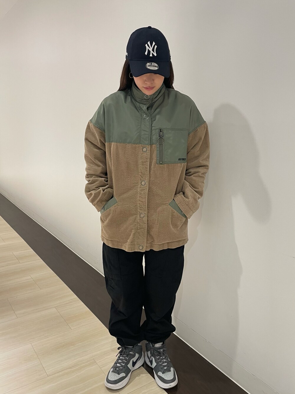 ブラック系のカーゴパンツ、ホワイト系のスウェット、ベージュ系のブルゾンを着用したレディースの冬コーディネートの3枚目の写真