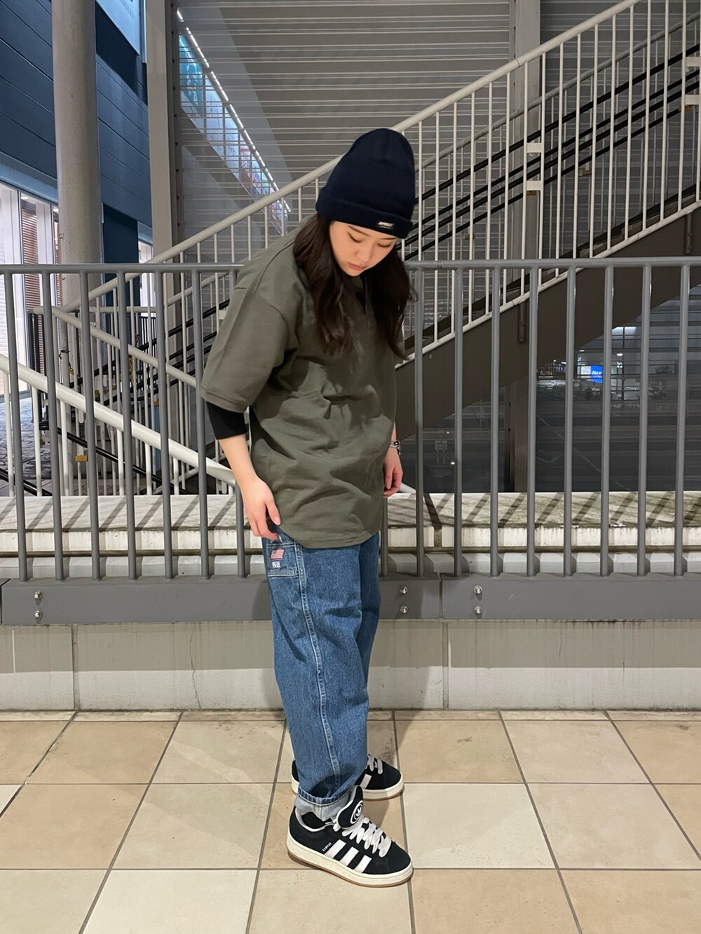 その他のデニムパンツ、グリーン系のポロシャツ、ブルー系のニットキャップ/ビーニーを着用したレディースの春コーディネートの2枚目の写真