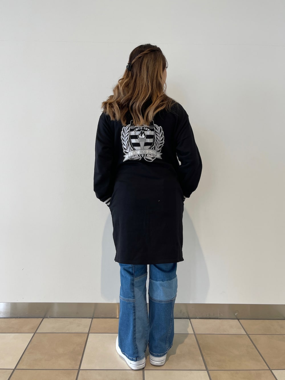 ブルー系のスタジャン、その他のデニムパンツ、ブラック系のワンピース/ドレスを着用したレディースの秋コーディネートの2枚目の写真