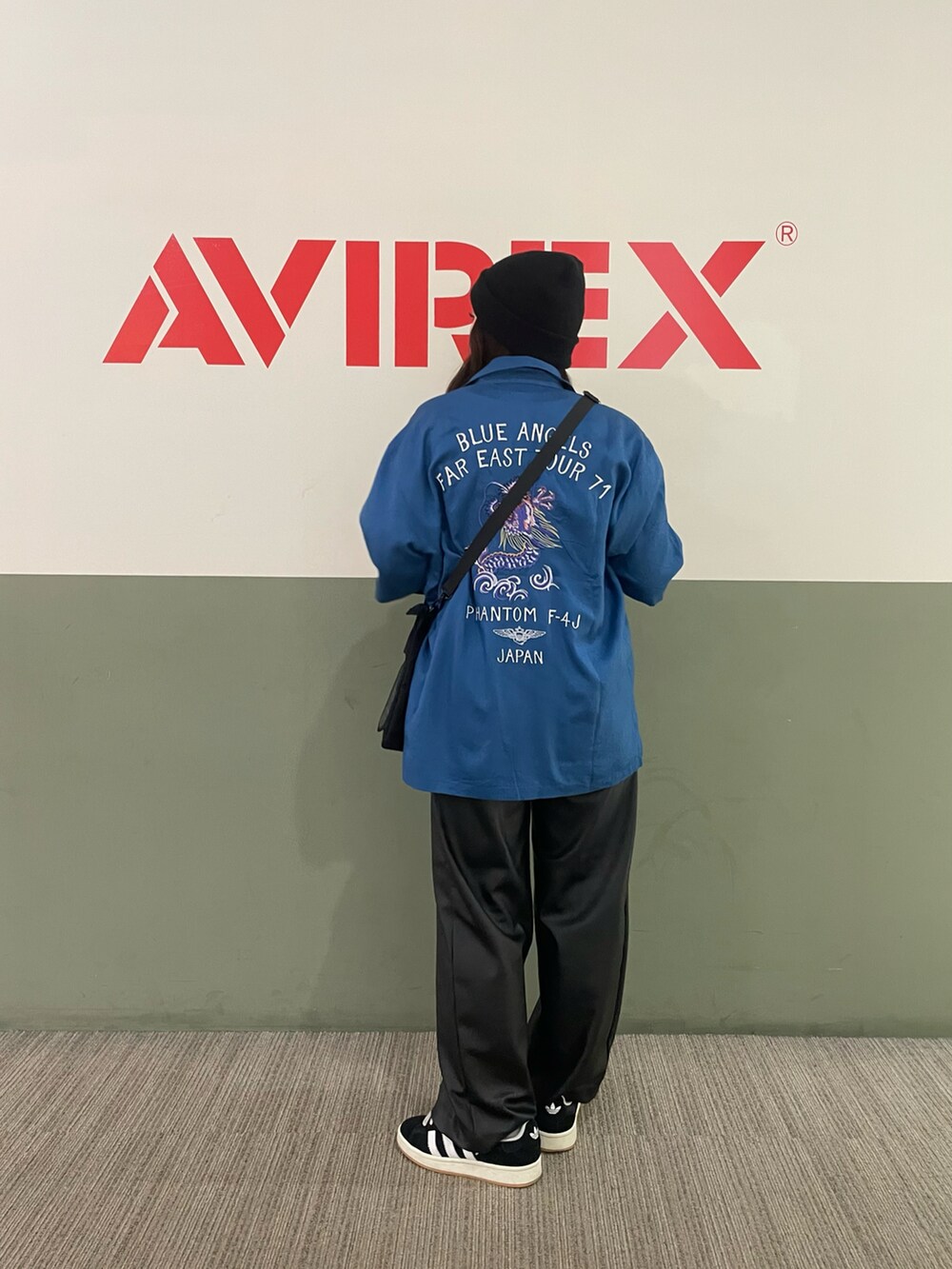 ブルー系のシャツ/ブラウス、ブラック系のTシャツ/カットソー、ブラック系のショルダーバッグを着用したレディースの春コーディネートの2枚目の写真