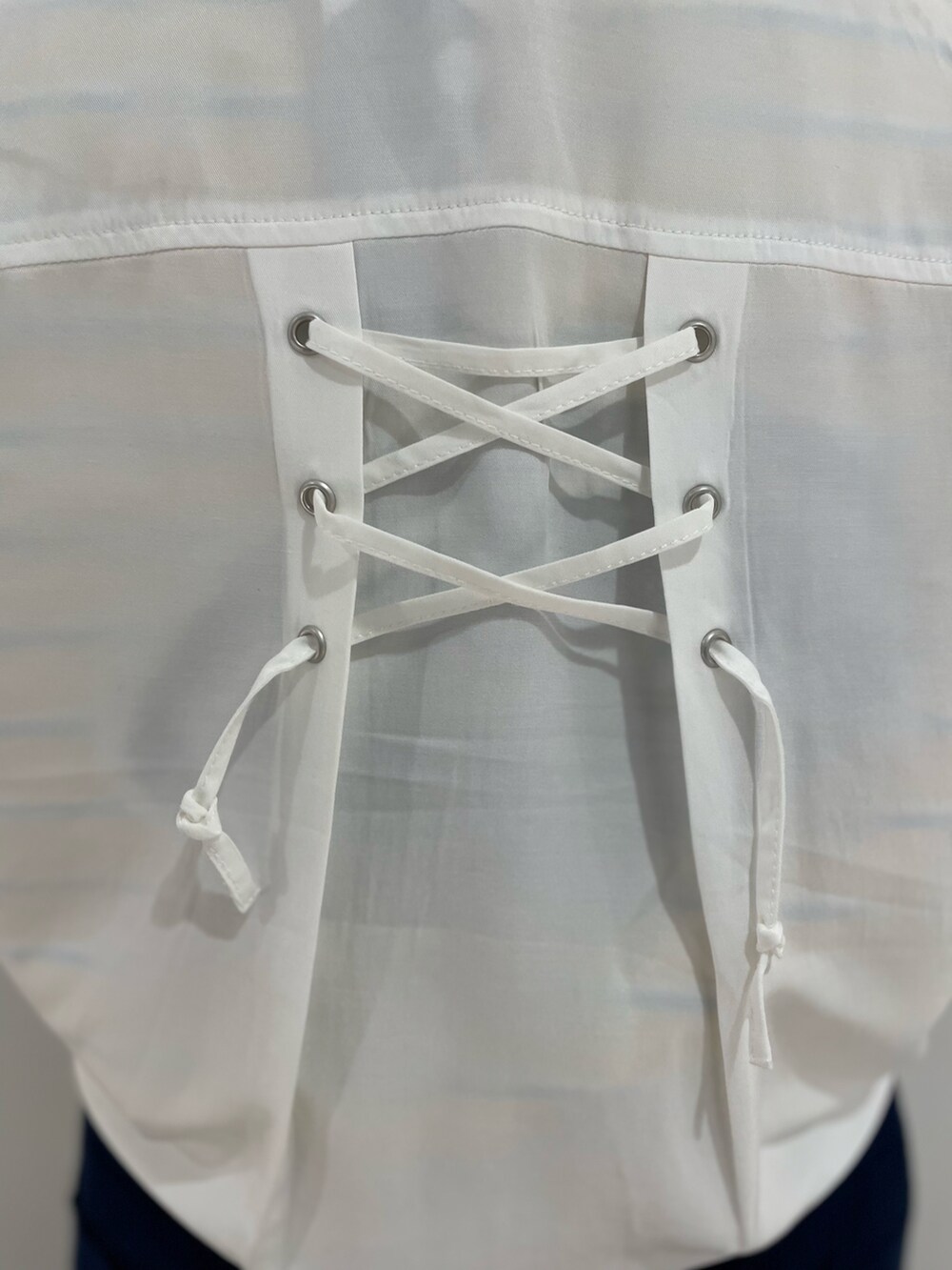 パープル系のスカート、ホワイト系のシャツ/ブラウス、ピンク系のTシャツ/カットソーを着用したレディースの春コーディネートの3枚目の写真
