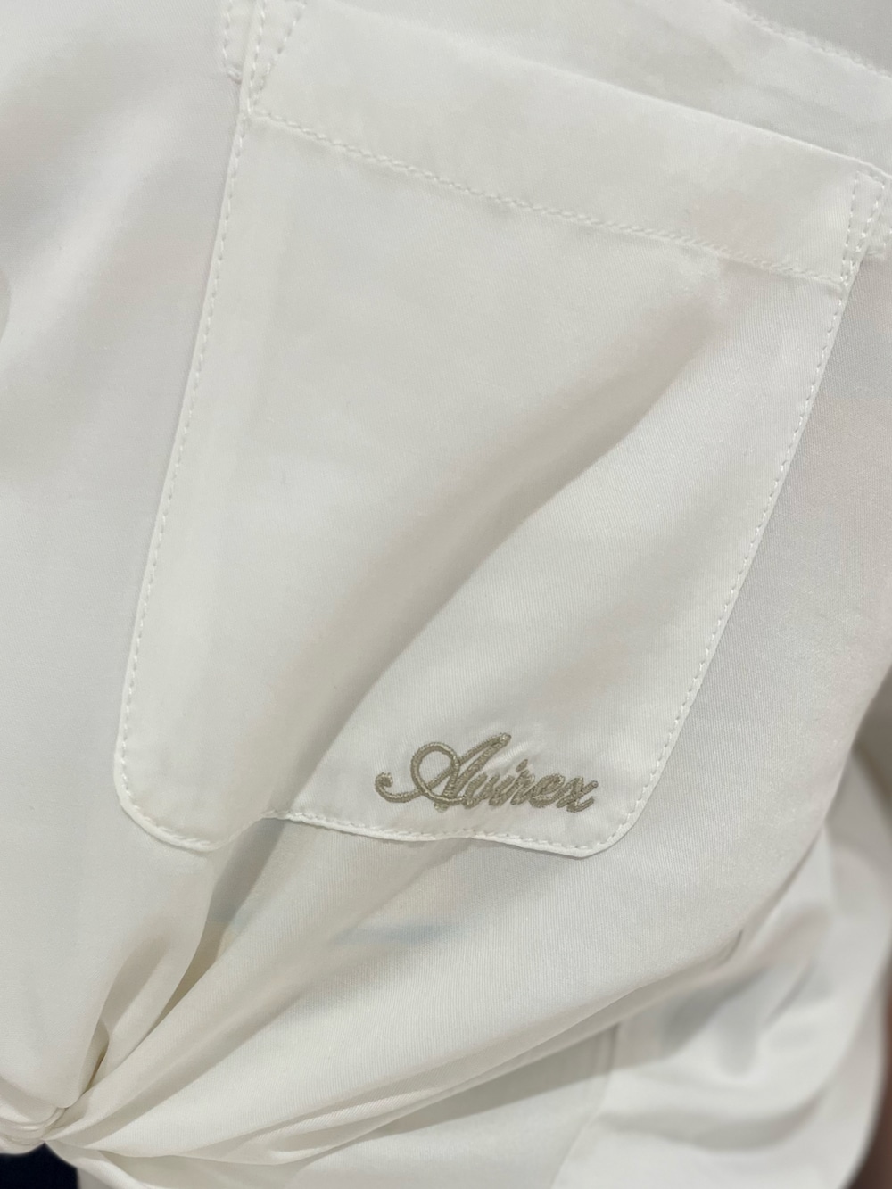 パープル系のスカート、ホワイト系のシャツ/ブラウス、ピンク系のTシャツ/カットソーを着用したレディースの春コーディネートの4枚目の写真
