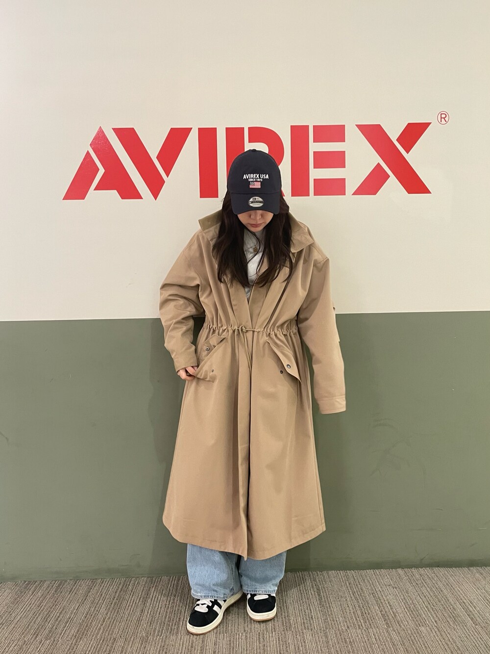 ベージュ系のその他アウター、ベージュ系の帽子を着用したレディースの冬コーディネートの2枚目の写真