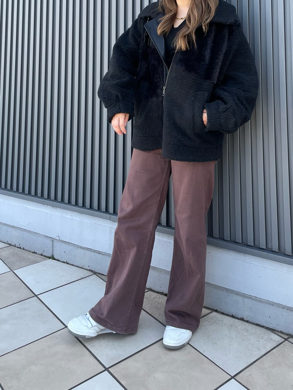 ブラック系のブルゾン、ブラック系のTシャツ/カットソー、ブルー系のソックス/靴下を着用したレディースの秋コーディネートの2枚目の写真