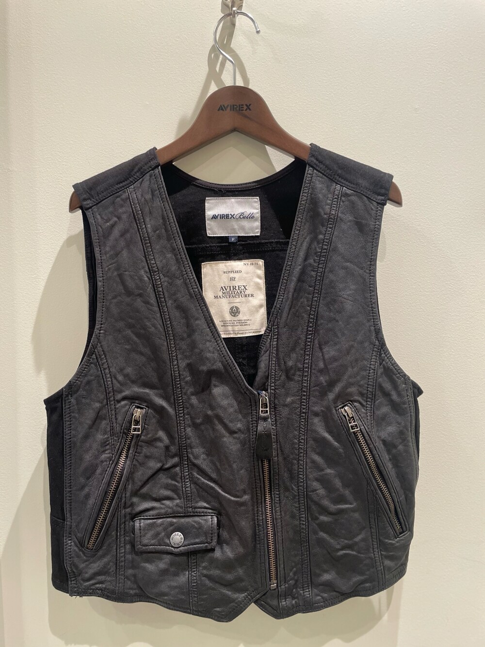 グレー系のショルダーバッグ、ブラック系のその他アウター、ピンク系のスカートを着用したレディースの冬コーディネートの3枚目の写真