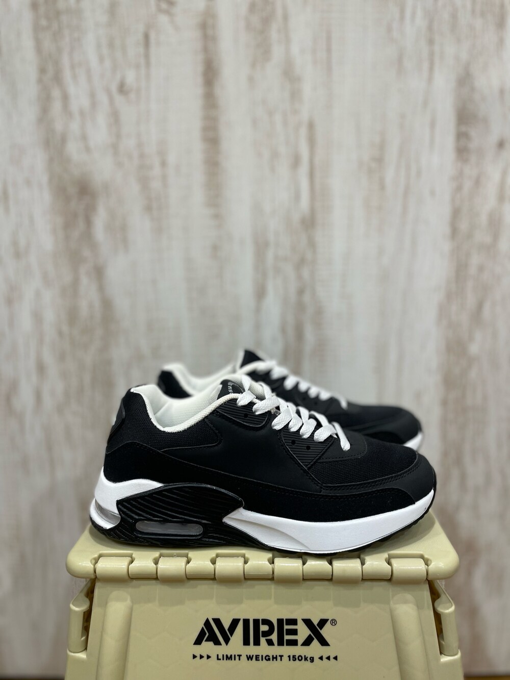 ブラック系のスカート、パープル系のTシャツ/カットソー、ブラック系のスニーカーを着用したレディースの夏コーディネートの4枚目の写真