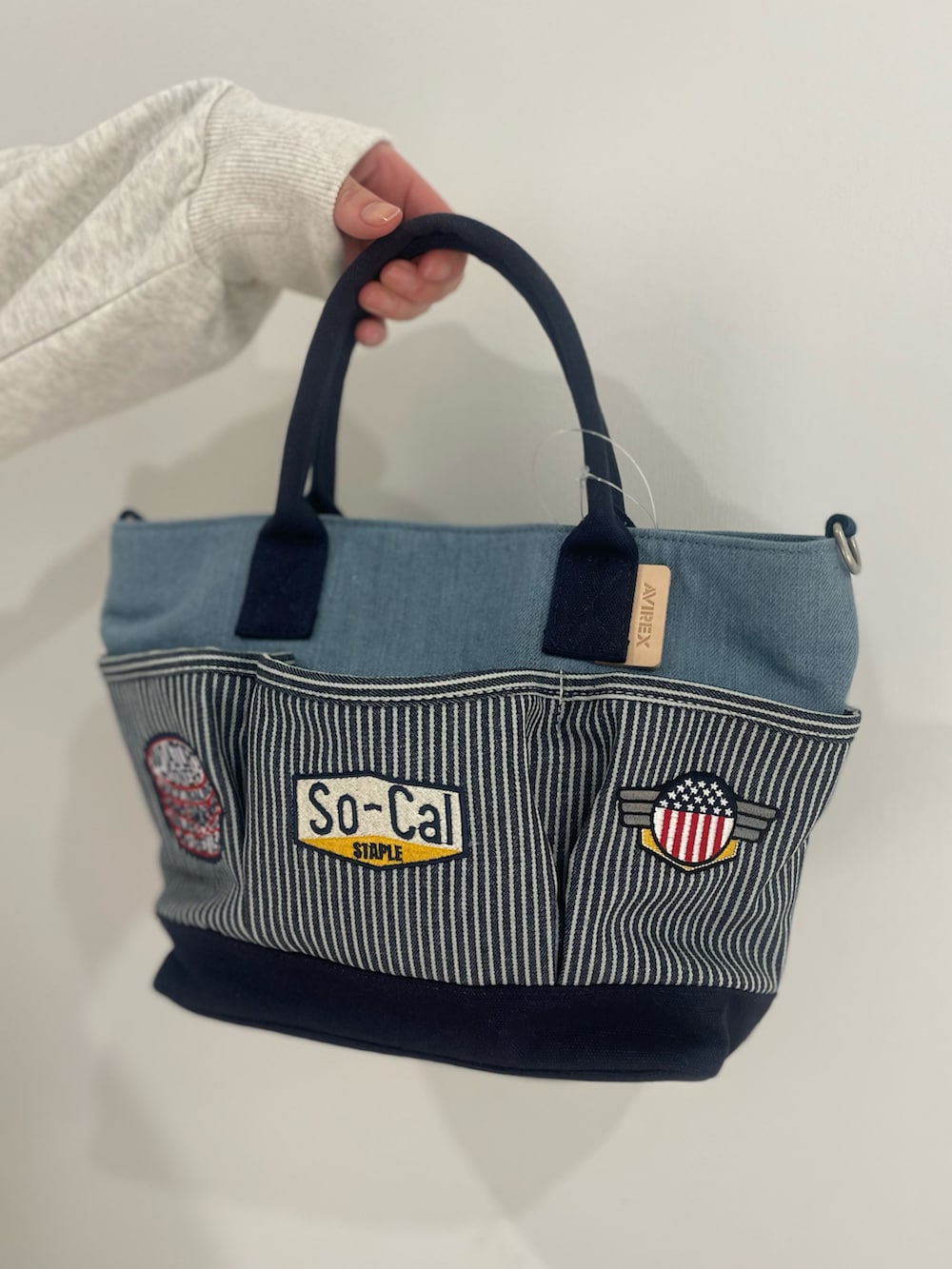 ブラック系のTシャツ/カットソー、ブラック系のカーゴパンツ、その他のトートバッグを着用したレディースの春コーディネートの5枚目の写真