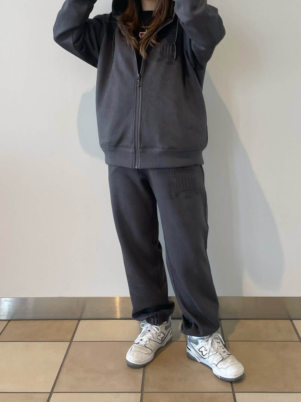 ブラック系のスウェット、グレー系のパーカー、グレー系のその他パンツを着用したレディースの冬コーディネートの3枚目の写真