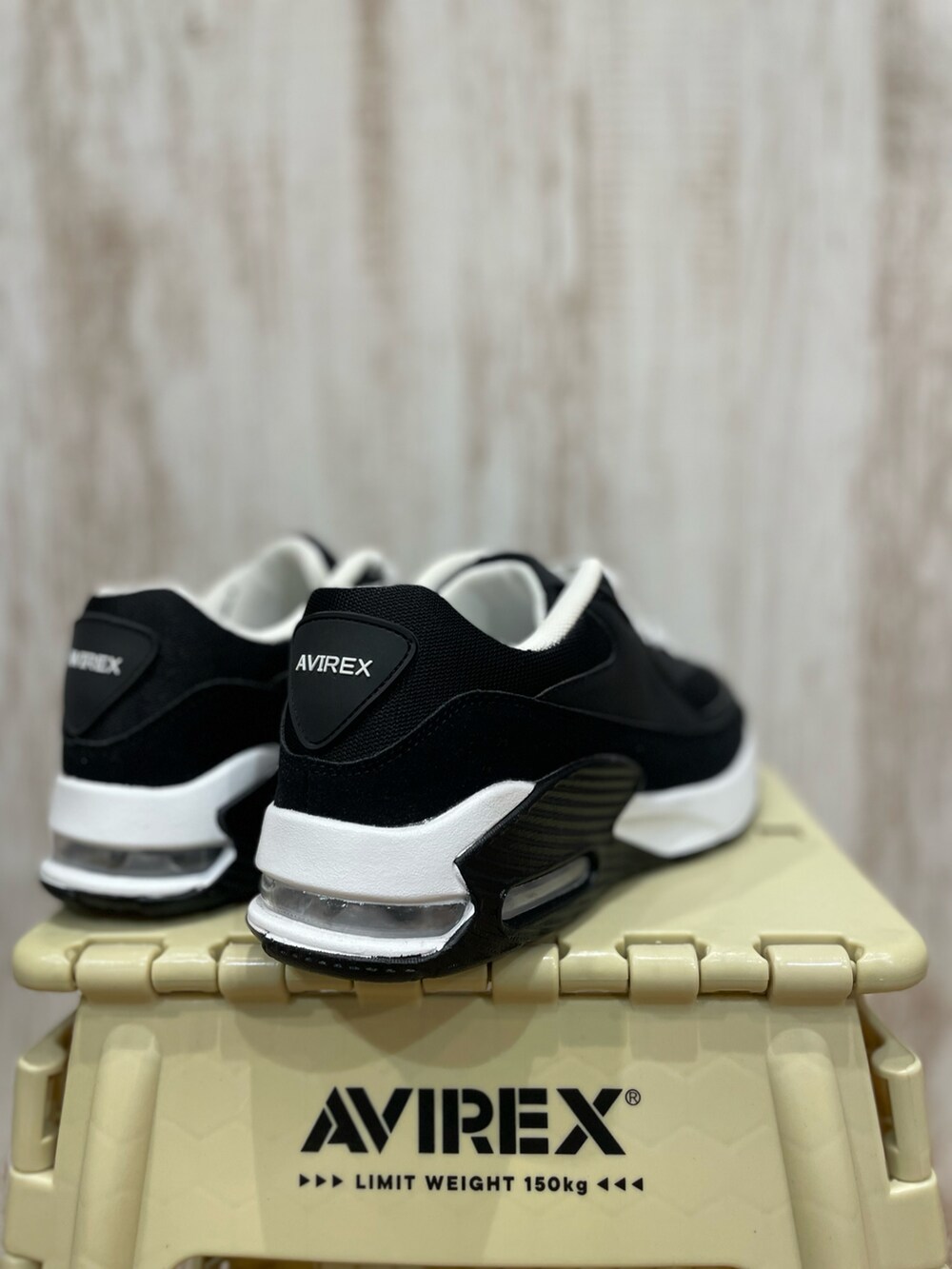 ブラック系のスカート、パープル系のTシャツ/カットソー、ブラック系のスニーカーを着用したレディースの夏コーディネートの5枚目の写真