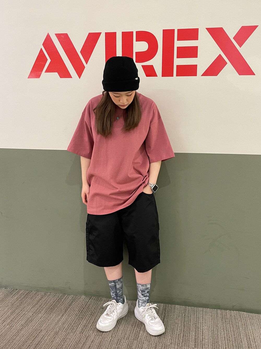 ブラック系のその他パンツ、ピンク系のTシャツ/カットソー、ブラック系のニットキャップ/ビーニーを着用したレディースの春コーディネートの2枚目の写真