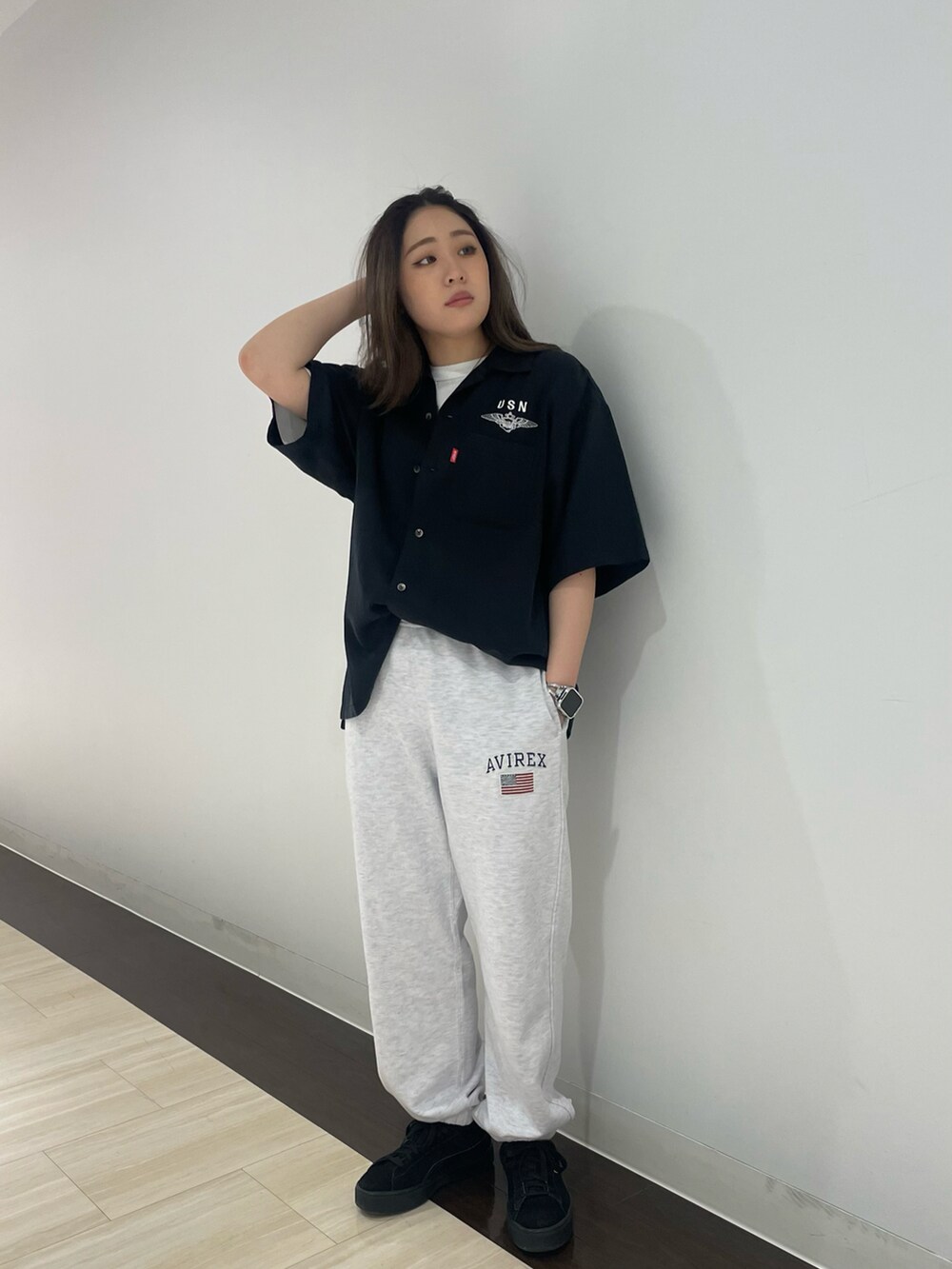ブルー系のスウェットパンツ、グリーン系のシャツ/ブラウスを着用したレディースの夏コーディネートの2枚目の写真