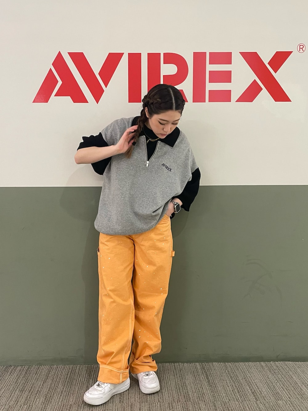 オレンジ系のデニムパンツ、グレー系のニット/セーター、ブラック系のTシャツ/カットソーを着用したレディースの夏コーディネートの2枚目の写真