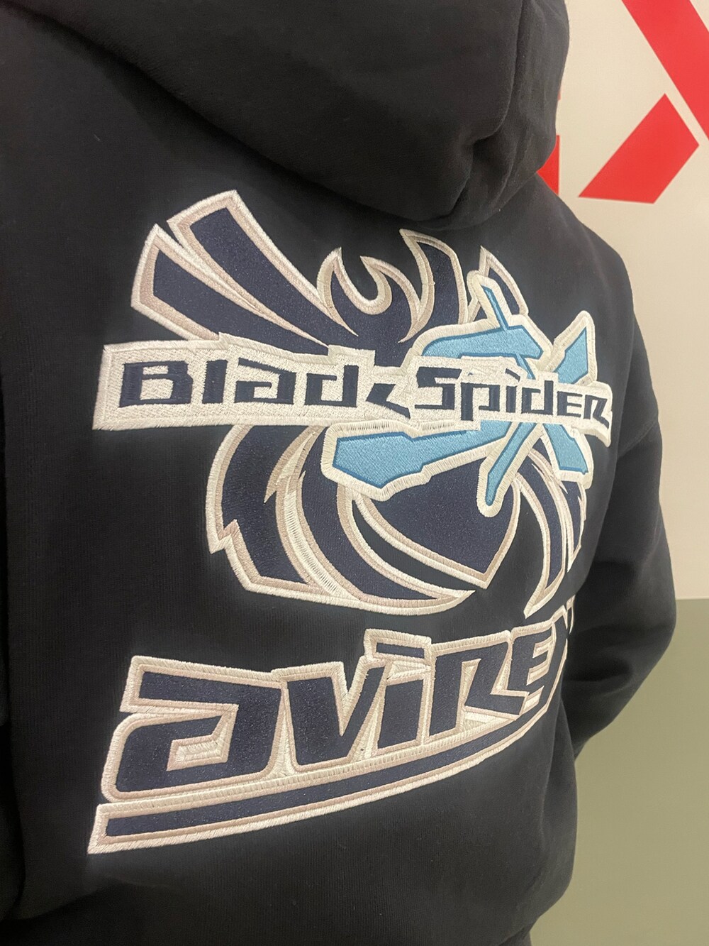 ブラック系のパーカー、ブラック系のニットキャップ/ビーニーを着用したレディースの秋コーディネートの3枚目の写真