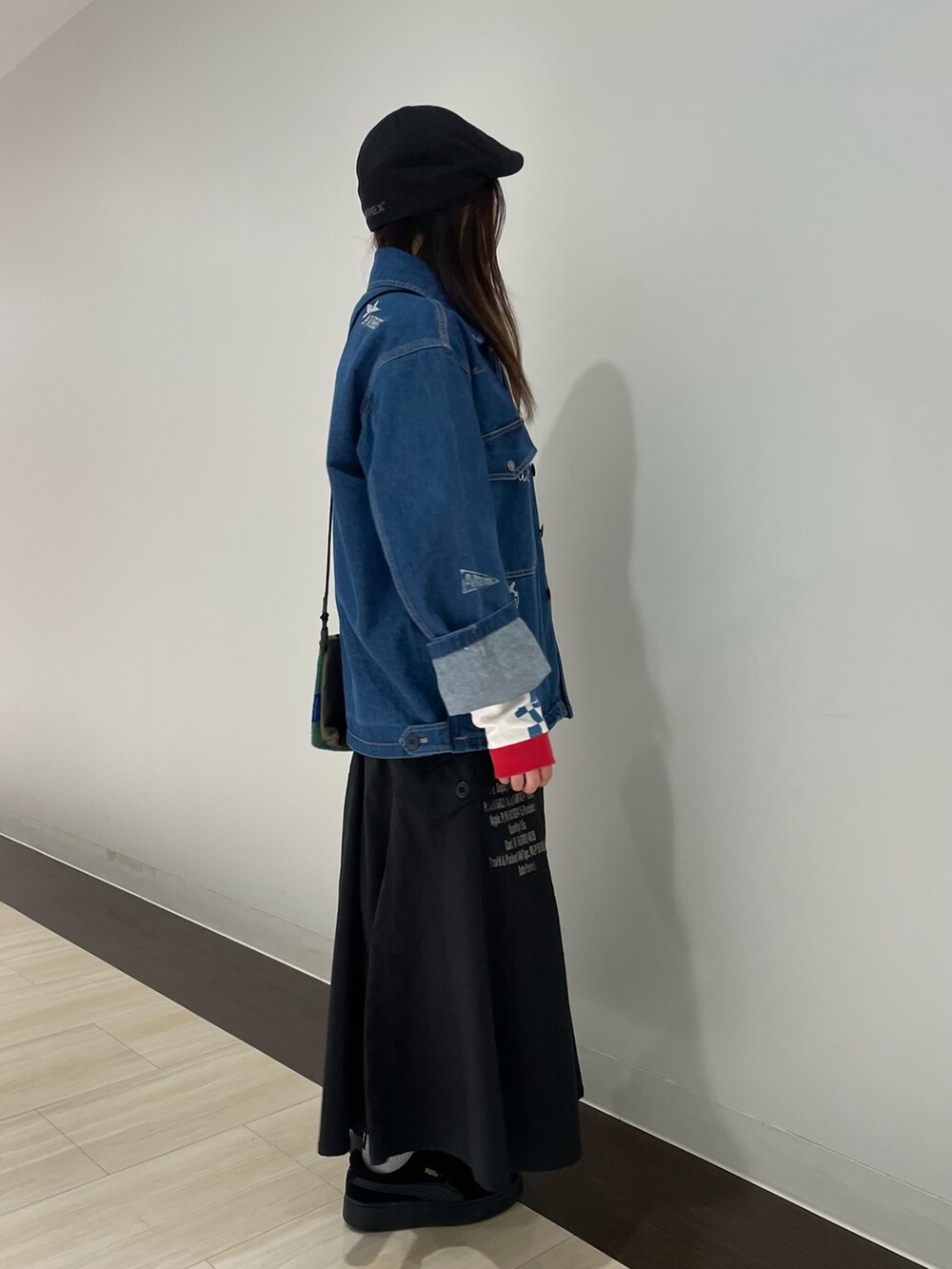 ホワイト系のTシャツ/カットソー、その他のその他アウター、ブラック系のスカートを着用したレディースの春コーディネートの2枚目の写真