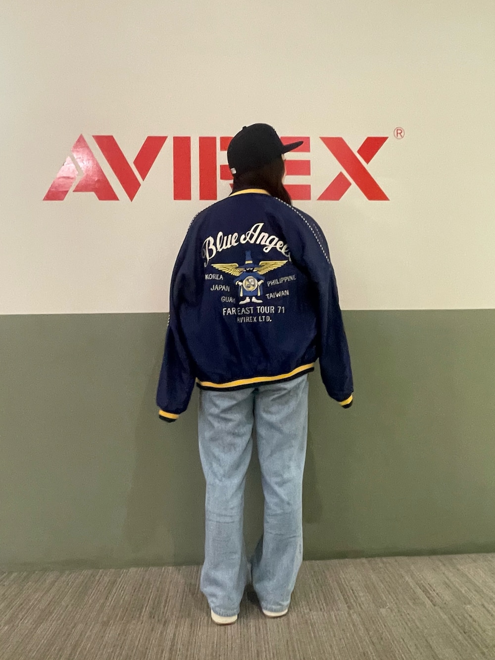 ブルー系のスカジャン、ブラック系のTシャツ/カットソーを着用したレディースの春コーディネートの2枚目の写真