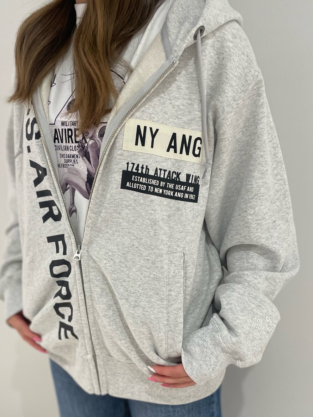 ホワイト系のTシャツ/カットソー、グレー系のパーカー、グレー系のサングラスを着用したレディースの夏コーディネートの4枚目の写真