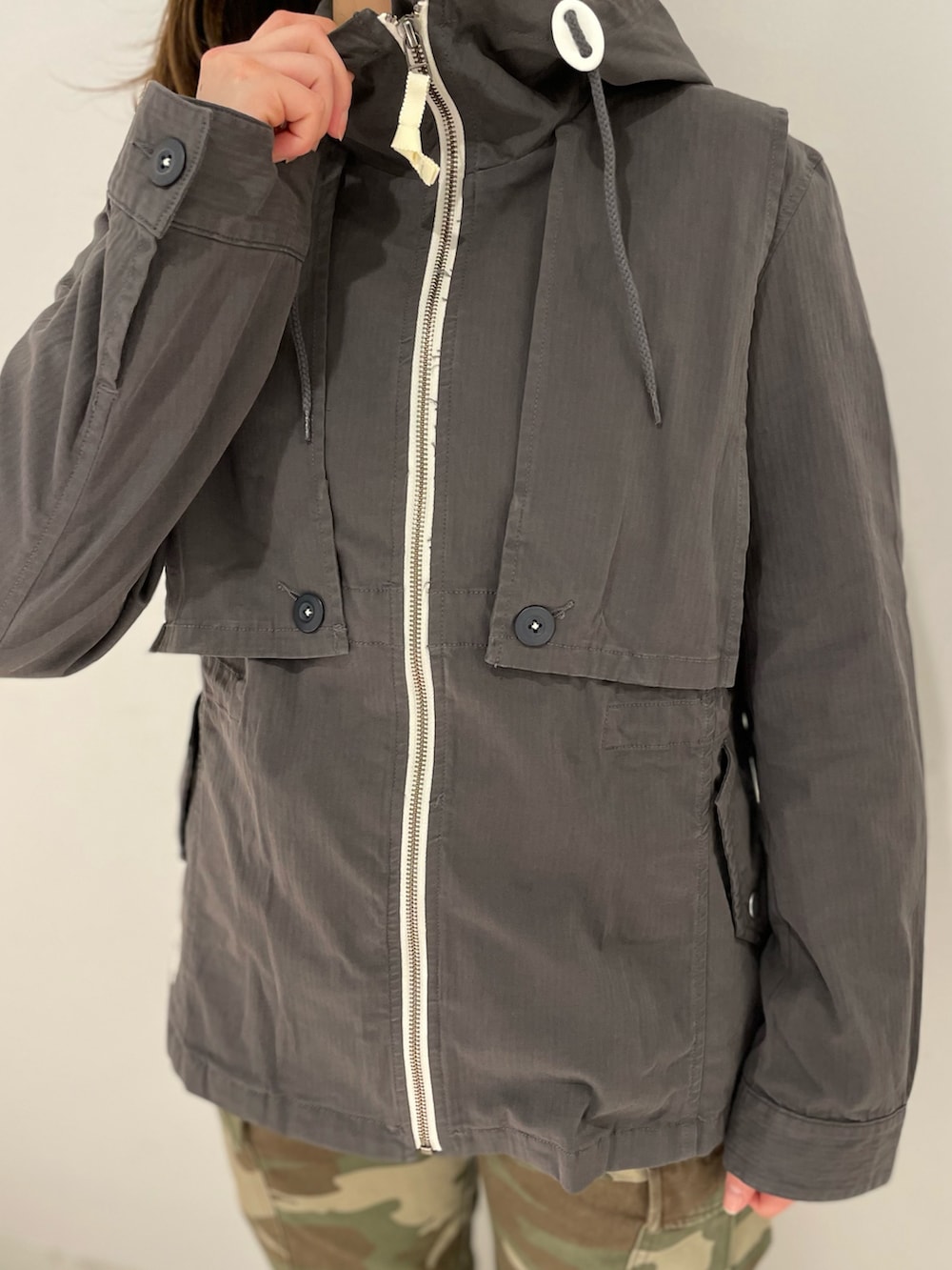 グレー系のマウンテンパーカー、その他のその他パンツ、ブラック系のTシャツ/カットソーを着用したレディースの春コーディネートの3枚目の写真