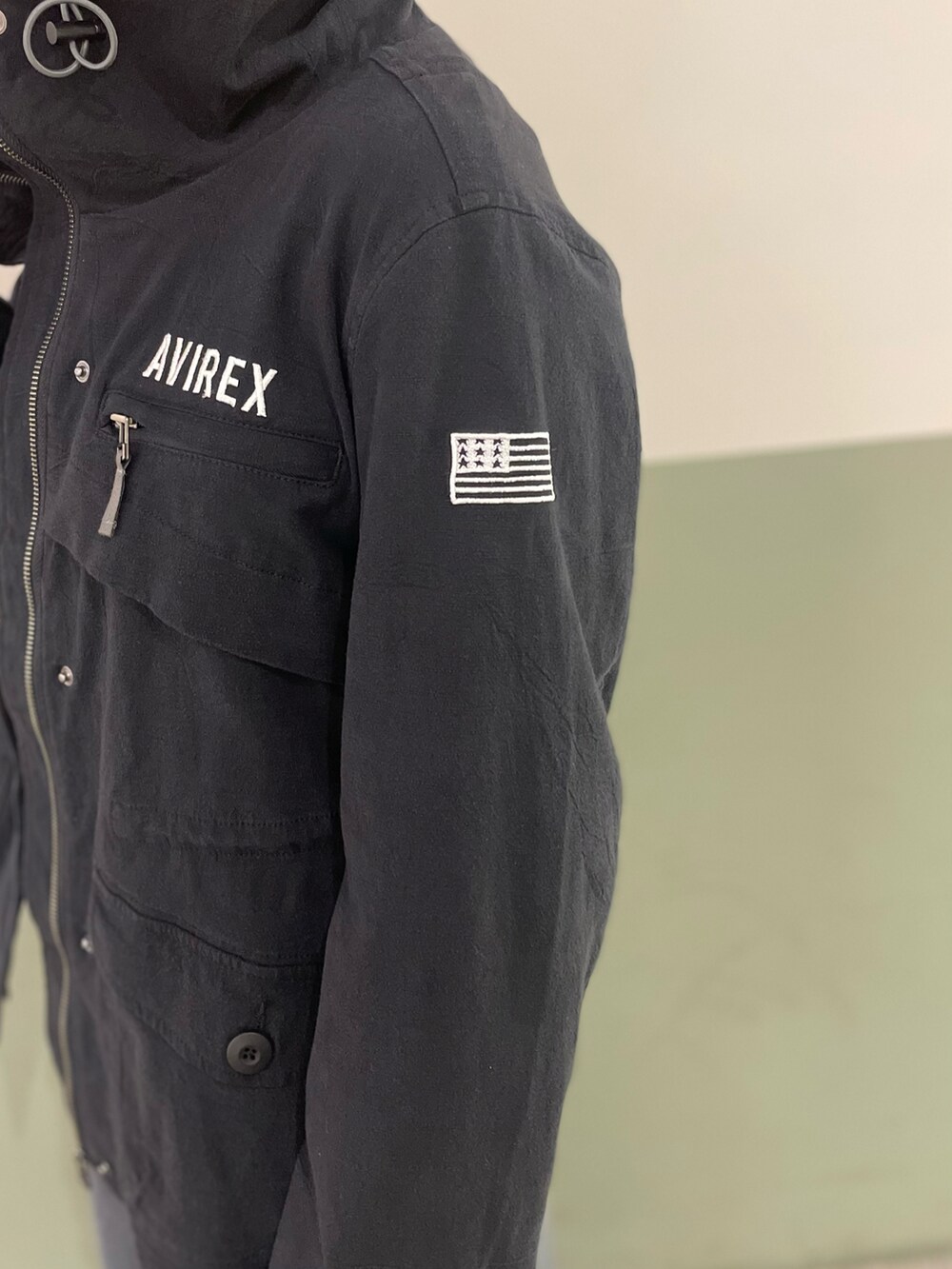 オレンジ系のTシャツ/カットソー、ブラック系のその他アウター、ブラック系のスカートを着用したレディースの冬コーディネートの2枚目の写真