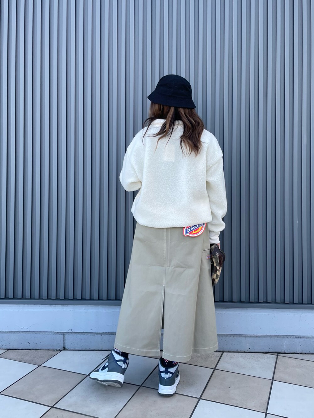 ホワイト系のその他トップス、ベージュ系のスカート、グリーン系のボディバッグ/ウエストポーチを着用したレディースの冬コーディネートの2枚目の写真