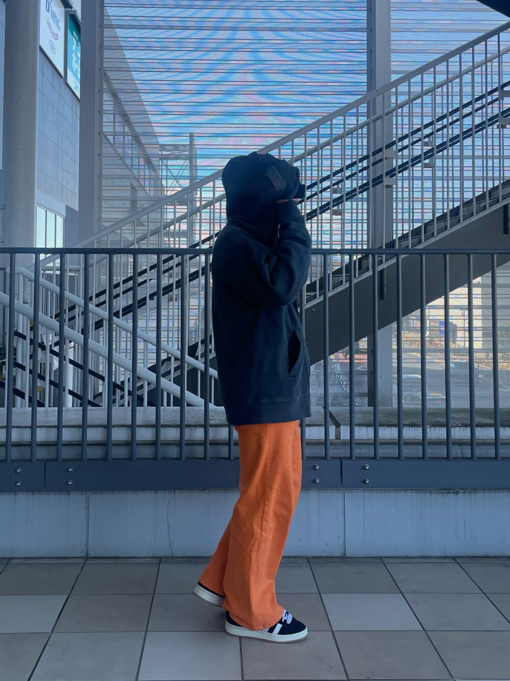 ブラック系のパーカー、ブルー系のニットキャップ/ビーニーを着用したレディースの冬コーディネートの2枚目の写真