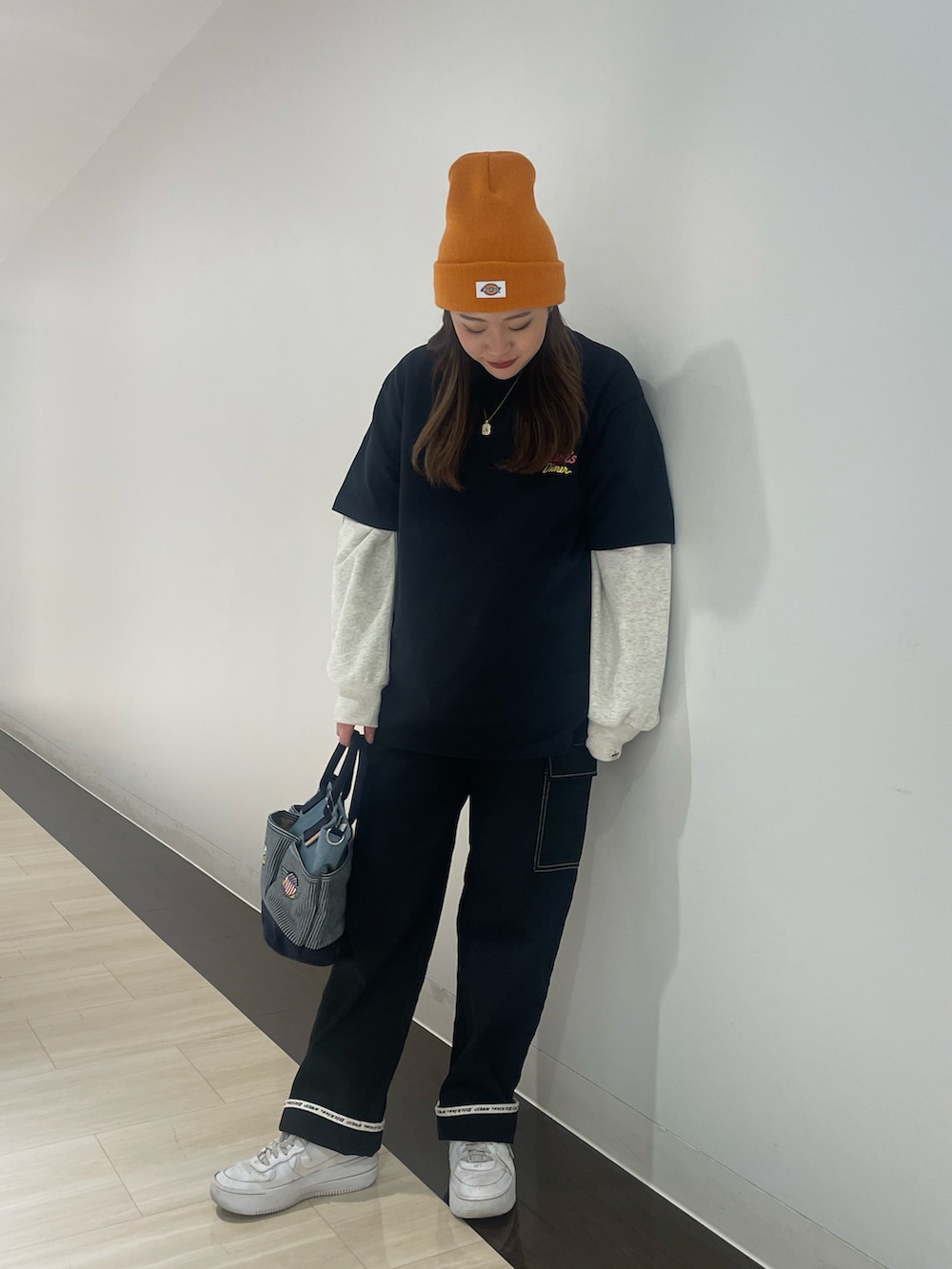 ブラック系のTシャツ/カットソー、ブラック系のカーゴパンツ、その他のトートバッグを着用したレディースの春コーディネートの3枚目の写真