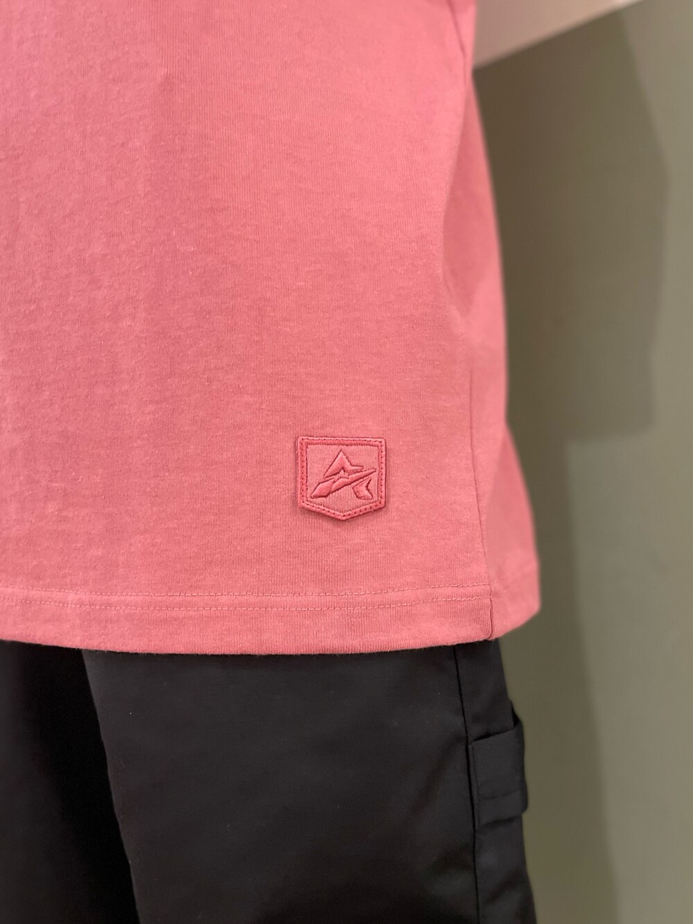 ブラック系のその他パンツ、ピンク系のTシャツ/カットソー、ブラック系のニットキャップ/ビーニーを着用したレディースの春コーディネートの3枚目の写真